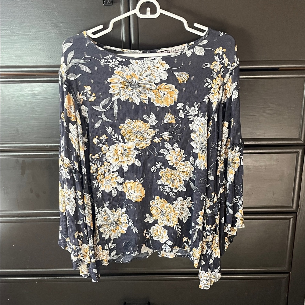 Gypsies & Moondust floral bell sleeved top - Picture 2 of 8